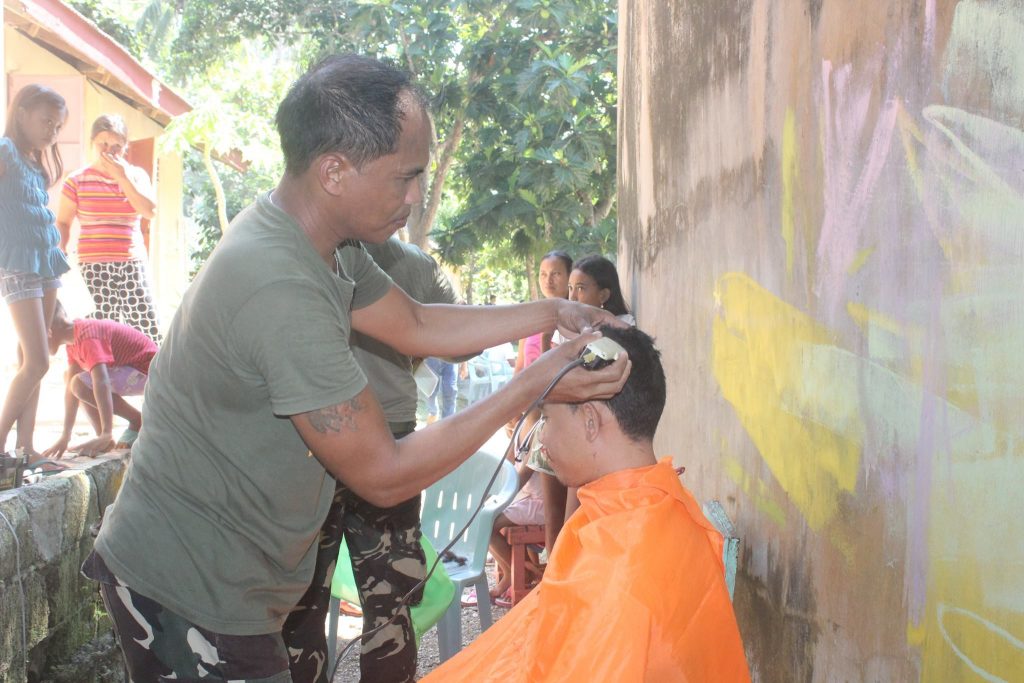 Member of the Philippine Army giving free haircuts